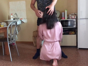 Парень ебет в жопу молодую девушку из Иваново на кухне